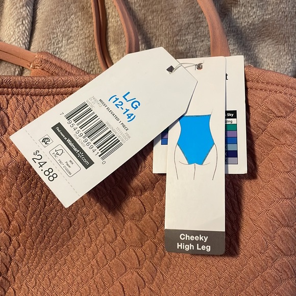 New One piece - Picture 3 of 3